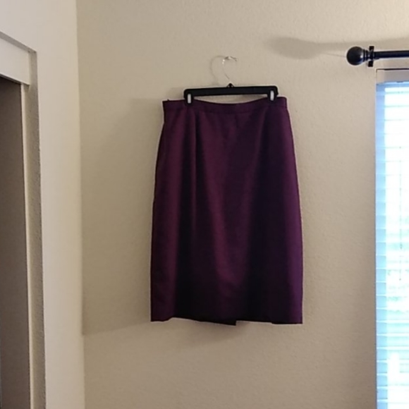 Skirt suit - Picture 5 of 5